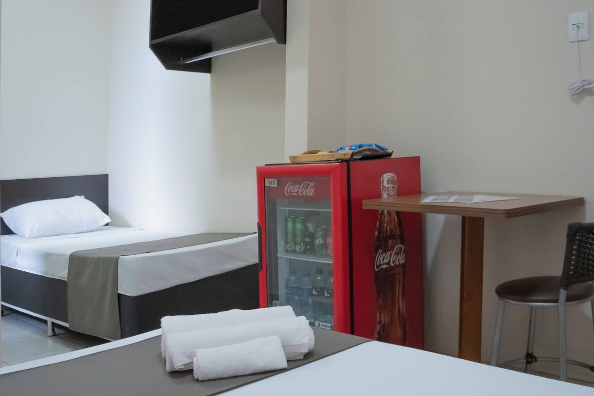 Comfort-Dreibettzimmer, 1 Schlafzimmer, Nichtraucher, eigenes Bad | Schreibtisch, laptopgeeigneter Arbeitsplatz, kostenloses WLAN