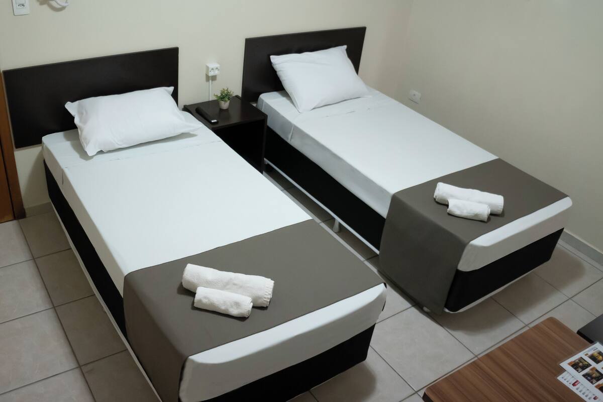 Comfort-Zweibettzimmer, 2 Einzelbetten, Nichtraucher | Schreibtisch, laptopgeeigneter Arbeitsplatz, kostenloses WLAN