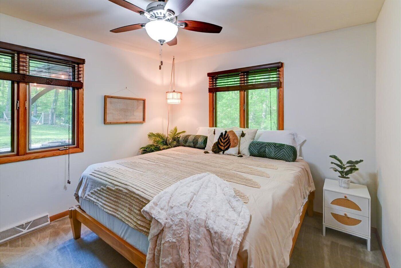 3 habitaciones, escritorio, tabla de planchar con plancha y wifi 