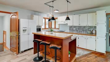 Micro-ondes, four, plaque de cuisson, lave-vaisselle