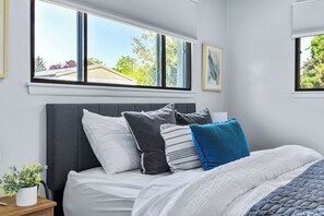 2 habitaciones, tabla de planchar con plancha, cuna de viaje y internet 
