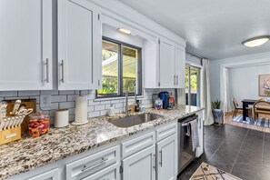 Fridge, microwave, oven, stovetop - Professionally designed mid-century modern excellent location near BSU/Downtown (Boise)