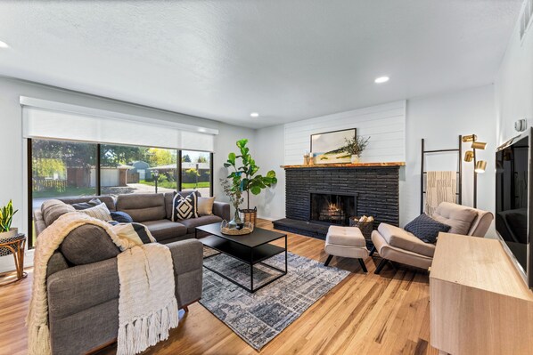 Smart TV, stereo - Professionally designed mid-century modern excellent location near BSU/Downtown (Boise)