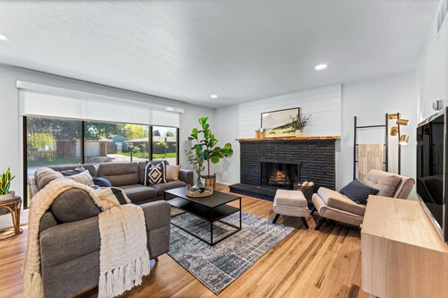 Professionally designed mid-century modern excellent location near BSU/Downtown