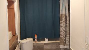 Douche, savon, papier toilette
