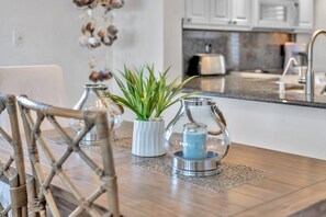 ثلاجة، فرن، موقد طهي مسطح، غسالة أطباق