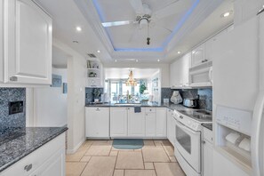 Réfrigérateur, four, plaque de cuisson, lave-vaisselle