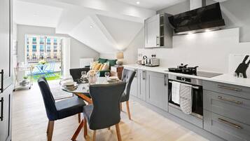 Apartemen Deluks, 2 kamar tidur | Dapur pribadi | Lemari es besar, microwave, oven, dan kompor