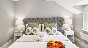 Deluxe Apartment, 2 Bedrooms | 2 bilik tidur, seterika/papan seterika, Wi-fi percuma, cadar katil 