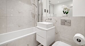 Deluxe Apartment, 2 Bedrooms | Bilik Mandi | Gabungan pancuran/tab mandi, kelengkapan dandanan diri percuma 