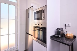 Een koelkast, een magnetron, een oven, een kookplaat
