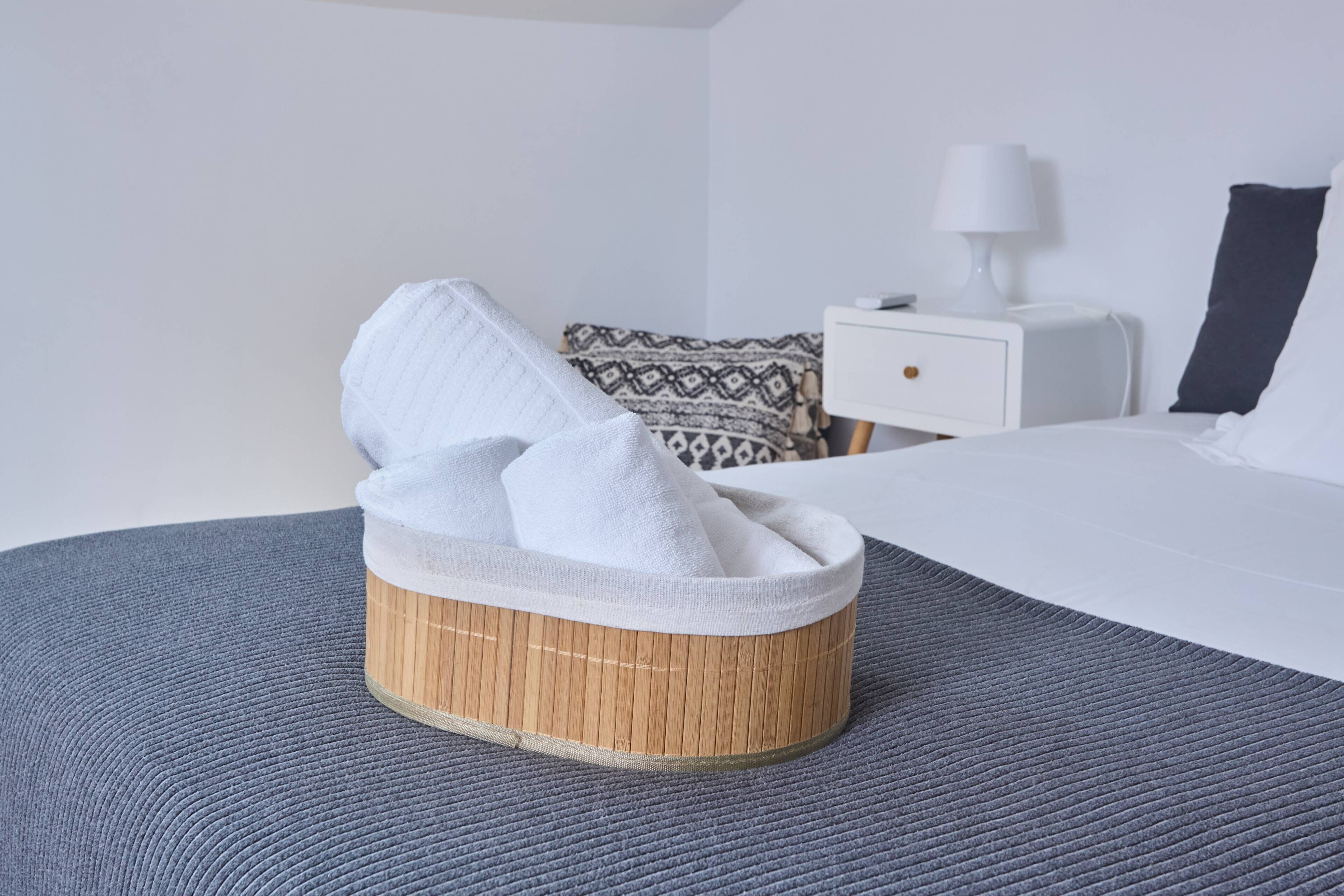 3 bedrooms, iron/ironing board, internet, bed sheets