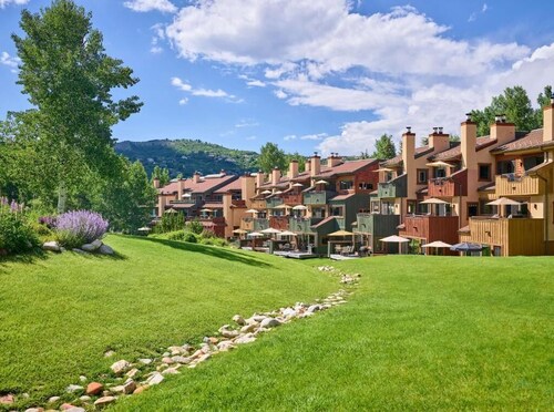 Gorgeous View, 3 minute shuttle  to ski lifts Renovated- Great Location 