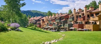 Gorgeous View, 3 minute shuttle  to ski lifts Renovated- Great Location 