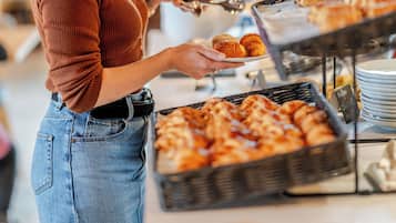 Petit déjeuner buffet servi en semaine (18 EUR par personne)