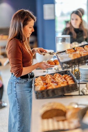 Buffet breakfast for a fee on weekdays - Akena Serris  Val d'Europe (Serris)