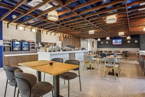 朝食 (ビュッフェ)、平日に提供 (1 名様 18 EUR)