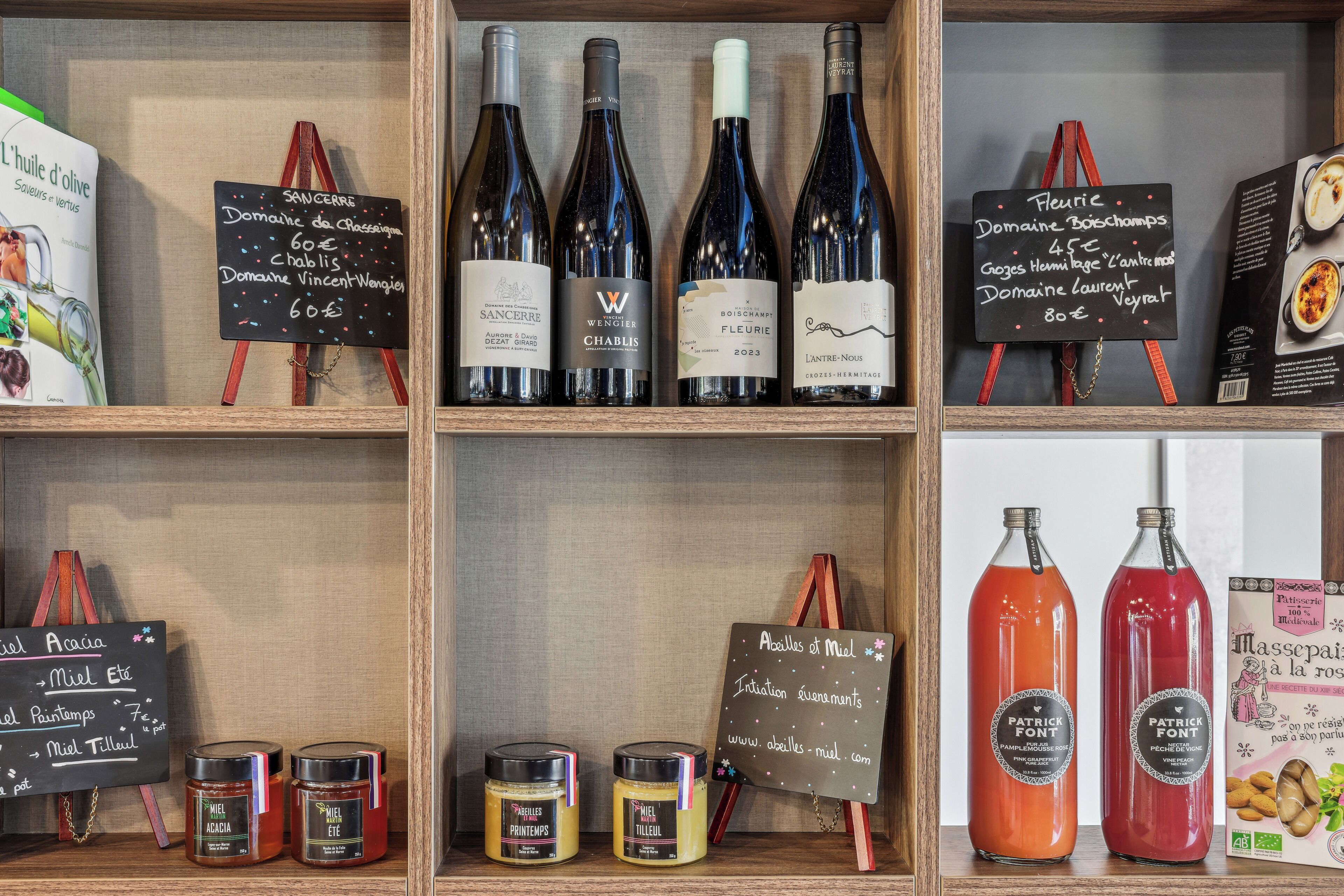 Eine Präsentation von Wein und Kerzen mit Etiketten und Preisen.