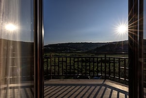 Quarto duplo clássico, sacada | Escrivaninha, Wi-Fi de cortesia