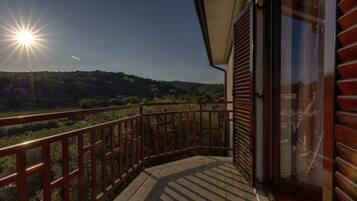 Habitación clásica con 2 camas individuales, balcón | Escritorio y wifi gratis