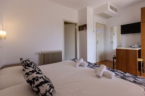 Habitación clásica con 2 camas individuales, balcón | Escritorio y wifi gratis
