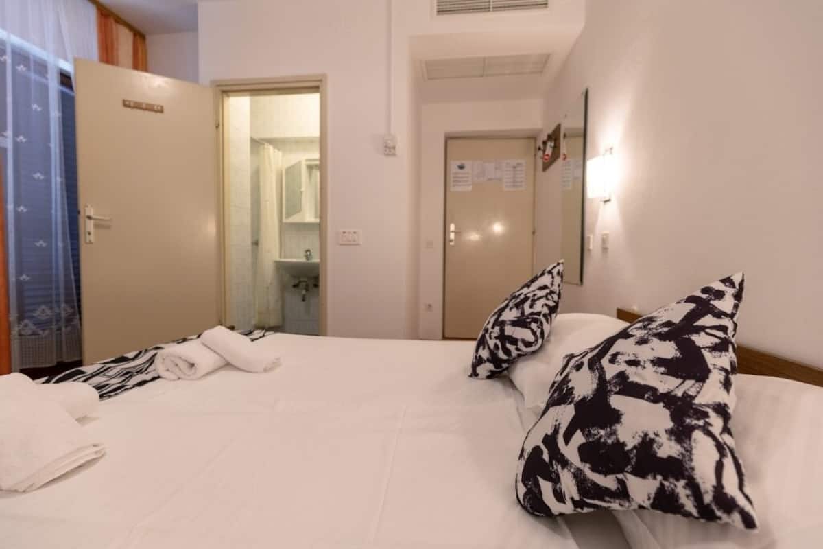 Habitación clásica con 2 camas individuales, balcón | Escritorio y wifi gratis