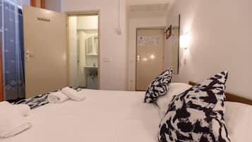 Classic Twin Room, Balcony | Meja, Wi-fi percuma