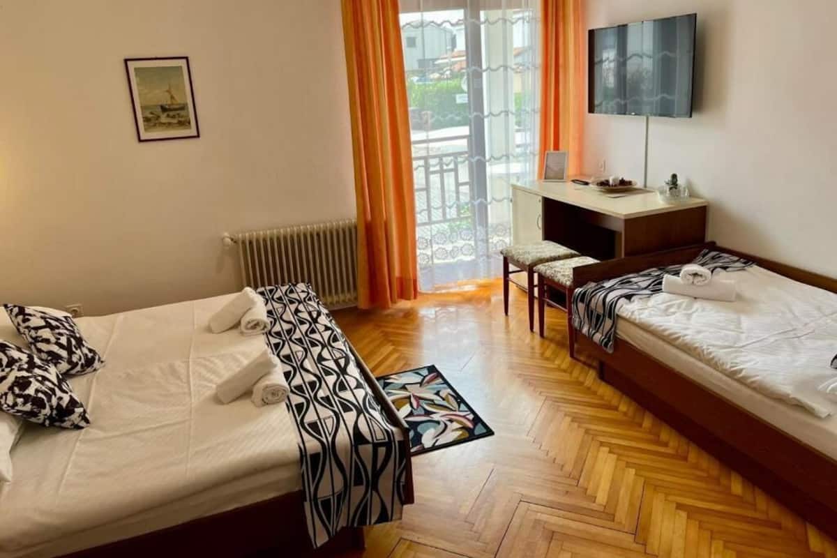 Habitación triple clásica, balcón | Escritorio y wifi gratis