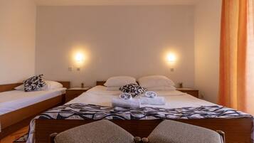 Quadrupla Classic, balcone | Una scrivania, Wi-Fi gratuito