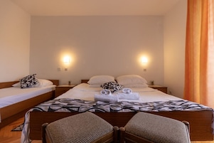 Habitación cuádruple clásica, balcón | Escritorio y wifi gratis