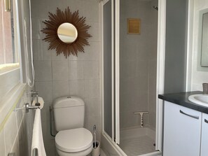 Dusche, Whirlpool, Haartrockner, Handtücher