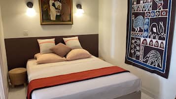 3 chambres, bureau, fer et planche Ă repasser, lit parapluie