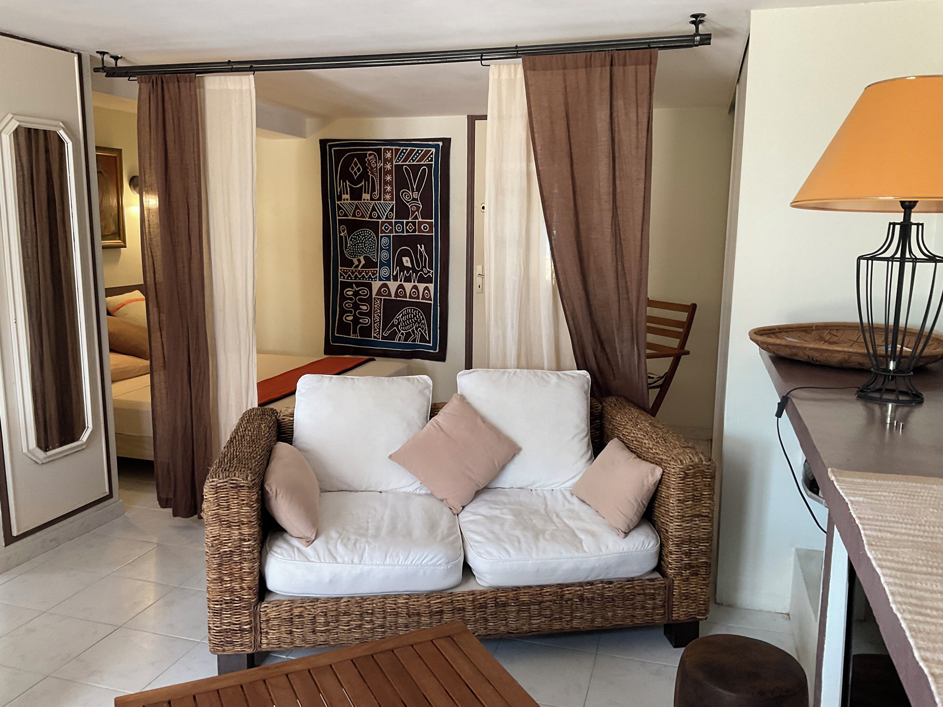 3 chambres, bureau, fer et planche à repasser, lit parapluie