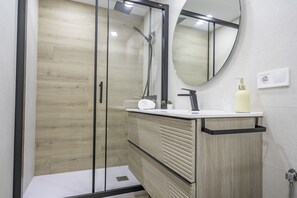 Dusche, Haartrockner, Handtücher