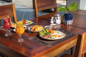 Desayuno completo gratuito y diario