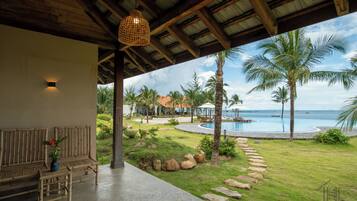 Villa panorámica, tina, vista al océano (Luxury Sea Front Villa One Bed) | Ropa de cama de alta calidad, camas con efecto memoria y minibar