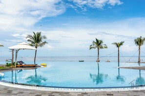 Outdoor pool, pool umbrellas, pool loungers - Coco Island Retreat Phu Quoc (Phu Quoc)