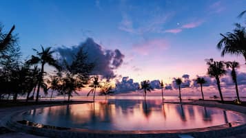 Außenpool, Sonnenschirme, Liegestühle