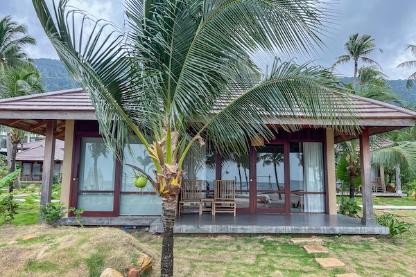 Luxury Sea Front Villa One Bed | Beach/ocean view