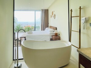 Deluxe Sea Side One Bed with Bathtub | Premium bedding, memory-foam beds, minibar, in-room safe - Coco Island Retreat Phu Quoc (Phu Quoc)