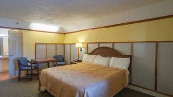 Deluxe-Doppelzimmer, 1 King-Bett, zum Innenhof hin | Schreibtisch, kostenloses WLAN