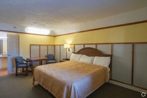 Quarto casal luxo, 1 cama King, no pátio | 1 quarto, escrivaninha, Wi-Fi de cortesia
