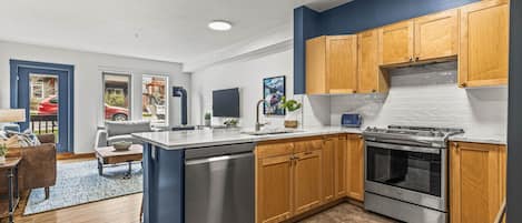 冷蔵庫、電子レンジ、オーブン、コンロ