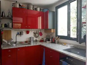 Fridge, oven, stovetop, dishwasher