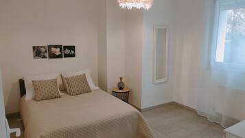 2 slaapkamers, een strijkplank/strijkijzer, gratis wifi, beddengoed