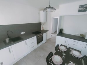 Frigorífico, microondas, horno y placa de cocina