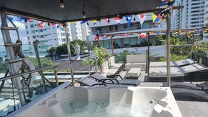 A rooftop lounge area with a hot tub, lounge chairs, and a view of the cityscape. - Hermosa Casa Completa Tipo Hotel Boutique - Cartagena - Castillogrande (Cartagena de Indias)