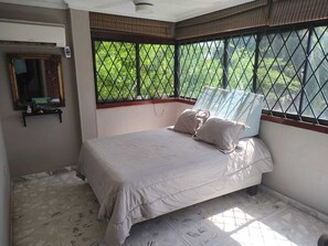 5 Schlafzimmer, Schreibtisch, Bügeleisen/Bügelbrett, WLAN