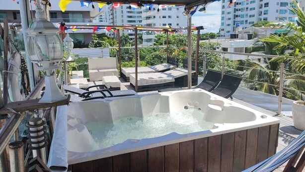 A rooftop terrace with a hot tub, lounge chairs, and a hammock. - Hermosa Casa Completa Tipo Hotel Boutique - Cartagena - Castillogrande (Cartagena de Indias)