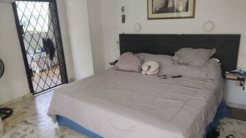 5 bedrooms, desk, iron/ironing board, WiFi
